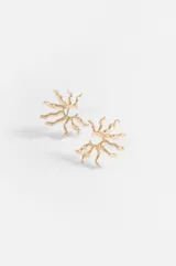 Aros caravanas plateados con diseño en forma de sol con rayos ondulados.