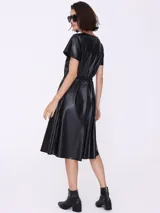 Vestido midi negro de cuero sintético con escote redondo, mangas cortas y cinturón de cadena dorada.