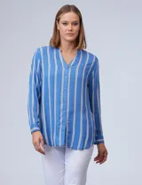 Camisa celeste con rayas verticales blancas y azules, cuello mao, escote en V y cierre frontal con botones.
