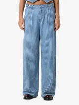 Pantalón de jean con estampado de rayas verticales azules y blancas, corte palazzo, tiro alto y cierre frontal con cremallera y botón.