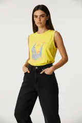Musculosa de algodón con cuello redondo a la base, sin mangas y corte relajado. Presenta un estampado frontal con diseño de red y frutas.