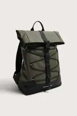 Mochila técnica de acabado engomado en color negro. Presenta un diseño de solapa con cierre de hebilla de liberación rápida y un sistema de cordones elásticos frontales. Incluye compartimento para dispositivos electrónicos, espalda acolchada y correas ajustables.
