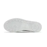 Championes Asics modelo Japan S, de diseño clásico inspirado en el básquetbol, en color blanco con detalles en verde oliva y beige. Presentan una silueta de perfil bajo con perforaciones en la puntera para mayor ventilación y suela de goma resistente.