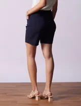 Short blanco de gabardina elastizada, marca Zac & Rachel, con pretina ancha elastizada y bolsillos delanteros.