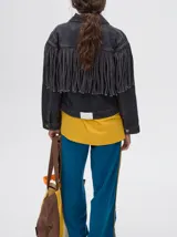 Campera de denim color marrón con cuello camisero, cierre frontal con botones y flecos en la parte superior de la espalda.