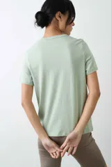 Remera de algodón roja de manga corta, con cuello redondo y corte clásico.