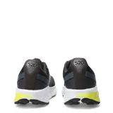 Championes de running New Balance 520, color negro con entresuela blanca y detalles en amarillo flúor en el talón. Cuenta con capellada de malla transpirable, el logo 'N' en el lateral y tecnología Fresh Foam en la suola.