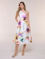 Vestido midi de tafeta blanca con estampado floral en tonos rosados, amarillos y morados. Presenta diseño de un solo hombro, corte en la cintura y falda evasé con vuelo.
