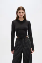 Top negro de manga larga, al cuerpo y cuello a la base.