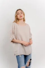 Blusa de lino color fucsia, con silueta amplia y relajada, escote redondo y mangas 3/4 con vuelta.