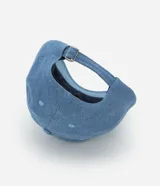 Gorra de jean celeste con visera curva y bordado de un oso en el frente.