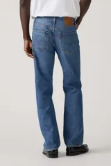 Jeans de corte recto y tiro mid-rise, color azul con lavado medio y efecto ligeramente desgastado, con cierre de botones.
