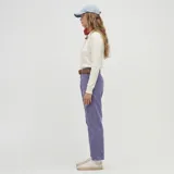 Pantalón de corte recto confeccionado en tela de corduroy color azul polvoriento, con diseño de pinzas en la cintura y cierre frontal con botón y cremallera.