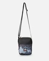 Morral Rip Curl modelo No Idea Pouch Search Camo, confeccionado en poliéster con diseño estampado de montañas y tecnología Hydroprotech. Cuenta con correa ajustable para el hombro y múltiples compartimentos con cierre.