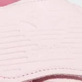 Championes Adidas Samba Lt W color rosa con detalles en negro y suela color caramelo.