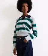 Suéter de punto leve con cuello polo de cremallera y patrón de rayas tricolores en gris, verde y azul marino. Presenta sisa desplazada.