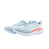 Championes de running Hoka modelo Clifton 8, color celeste con detalles en naranja y suela blanca. Diseño con capellada de malla técnica transpirable y entresuela de espuma amortiguada.