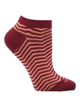 Medias cortas de bambú color marrón con diseño de líneas en zigzag en tonos rosados y bordó.