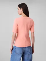 Remera de algodón canalé con cuello redondo y mangas cortas. Presenta un diseño ajustado al cuerpo con el logotipo de la marca estampado en el centro del pecho.