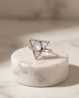 Anillo de plata 925 con diseño geométrico triangular y una piedra natural ovalada en el centro.