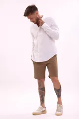 Bermuda de lino color tostado, con bolsillos laterales y traseros, de corte recto y diseño clásico.