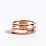 Anillo triple color oro rosa de acero con cristales incrustados de circonita cúbica.