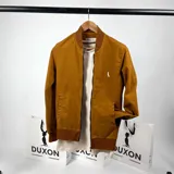 Bomber de gabardina color terracota con puños a tono y cierre frontal.