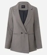 Blazer sastre de corte regular con estampado de cuadros, solapas clásicas y cierre frontal de doble botón. Presenta bolsillos embutidos y un diseño estructurado con forro interior.