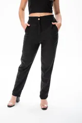 Pantalón negro de lino y viscosa, de tiro alto y corte recto.