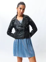 Minifalda plisada color celeste con sutil brillo y cintura elastizada.