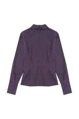 Camisa de manga larga confeccionada en popelina de algodón, con diseño de rayas verticales en tonos azul marino y marrón. Presenta cuello clásico y cierre frontal mediante cremallera.