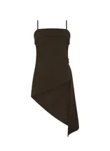 Blusa marrón de punto elástico con corte ajustado, escote recto, tirantes finos, detalle de panel superpuesto en el busto, costura lateral con ligero drapeado, bajo asimétrico con punta lateral larga y pespuntes.