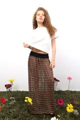 Remera blanca de algodón, con cuello redondo y corte oversize.