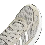 Championes Adidas modelo Eclyptix 2000, de diseño retro inspirado en los años 2000. Presentan una combinación de malla transpirable y revestimientos sintéticos en tonos gris y caqui, con las icónicas tres tiras laterales en blanco. Cuentan con entresuela Cloudfoam para mayor amortiguación y suela de goma resistente.