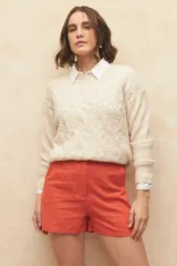 Short negro de tiro alto con bolsillos laterales y botón a tono.