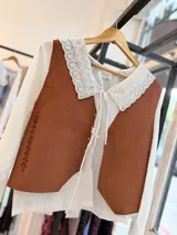 Chaleco artesanal confeccionado en cuero, con diseño de cordones decorativos en el frente y terminaciones rústicas.