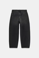 Jeans de tiro medio con corte cropped y diseño de costuras torcidas. Presenta trabillas en la cintura, cinco bolsillos clásicos y cierre frontal con cremallera y botón metálico.