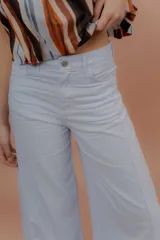 Pantalon de silueta amplia y tiro medio, de color celeste, con bolsillos laterales y traseros, ideal para los dias de verano.