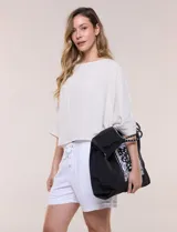 Bolso tote amplio de poliéster color negro con asas trenzadas bicolor a contraste y bordado central de estilo arabesco en el frente. Cuenta con abertura superior y bolsillo interno.