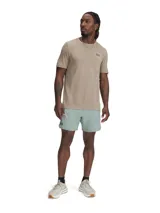Short deportivo Under Armour de la línea Vanish, color verde menta, con logo de la marca estampado en el lateral. Cuenta con tejido ultraligero, paneles de malla para ventilación y bolsillos laterales.