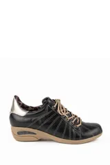 Zapato deportivo de cuero negro con cordones beige, suela marrón con cámara de aire, detalles metalizados en el talón y forro interno con estampado animal print.