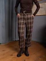 Pantalon de corte recto con estampado de cuadros tipo tartan, bolsillos laterales y dobladillo en el bajo.