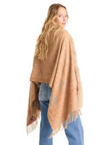 Ruana tejida con estampado de arabescos en tonos beige, con cuello y bordes frontales decorados con aplique de piel sintética y terminación con flecos en el ruedo.