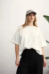 Remera blanca de corte holgado y mangas cortas con dobladillo.