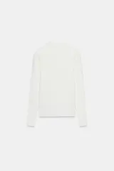 Camiseta de manga larga con cuello subido, de corte regular y largo estándar.