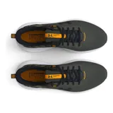 Championes de running Under Armour modelo Charged Revitalize, con diseño en tonos verde oliva y detalle de camuflaje en el talón. Presentan entresuela blanca con tecnología Charged Cushioning para mayor amortiguación y suela de goma negra.