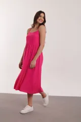 Vestido midi fucsia de breteles finos y corte evasé.
