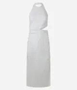 Vestido midi blanco de bengalina, con frente única, espalda descubierta, abertura lateral en la cintura y fruncidos.