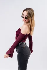 Remera tipo corset color bordó con detalles de encaje en el frente y mangas largas estilo Oxford desmontables. Presenta un diseño ajustado al cuerpo con escote recto.