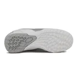 Championes de fútbol Diadora Barrica Futbol TF para hombre, color blanco con detalles plateados.
